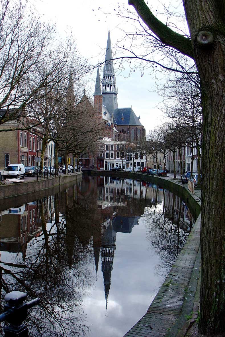 Gouwekerk in Gouda, gezien vanaf de gracht