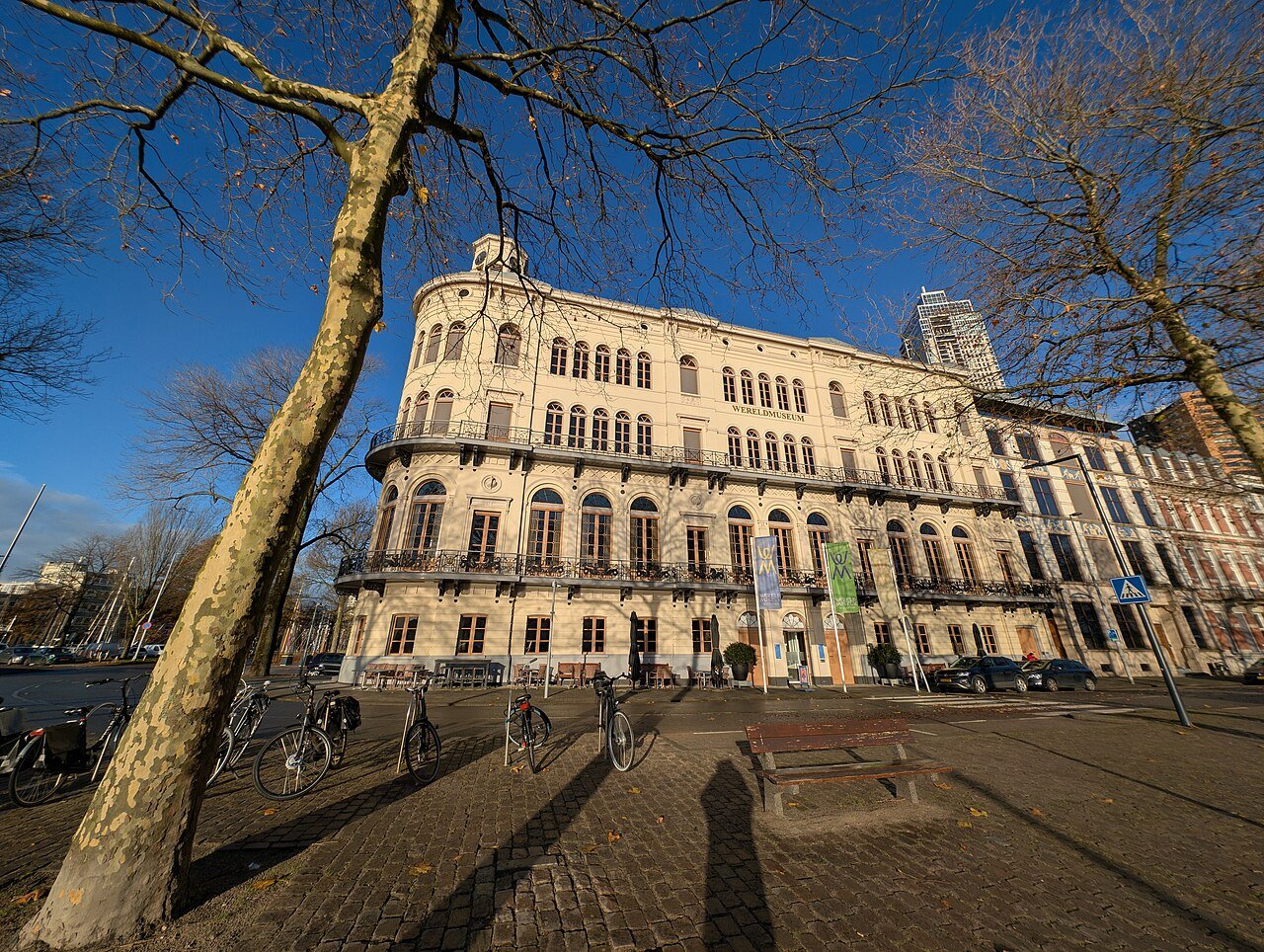 Exterieur van Wereldmuseum Rotterdam aan de Willemskade